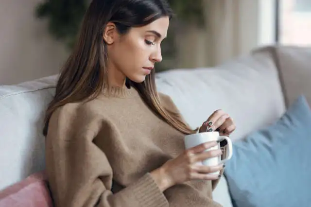Femme en réflexion avec sa consultation de voyance par téléphone - PREDiVi