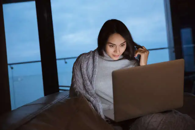 Une femme qui découvre sa consultation sur le tchat chez PREDiVi