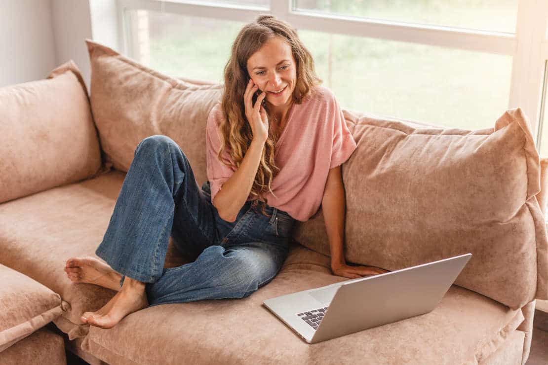 Une femme en consultation en ligne avec un expert chez PREDiVi