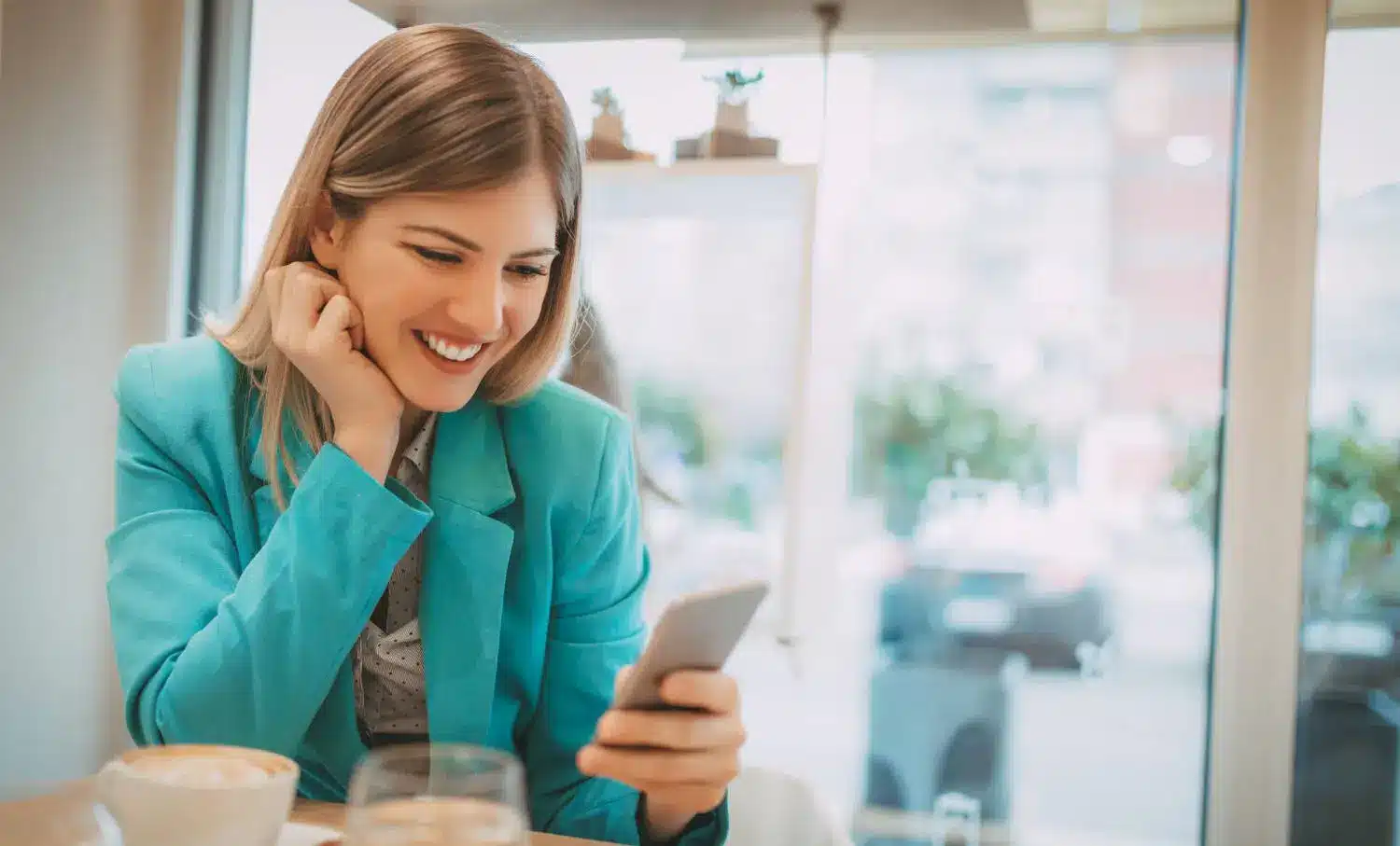 Femme sur son téléphone portable avec sa consultation
