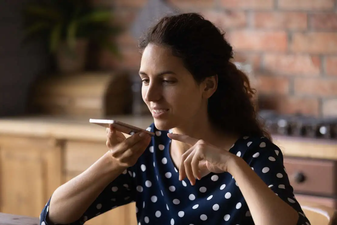Femme en consultation par téléphone chez PREDiVi
